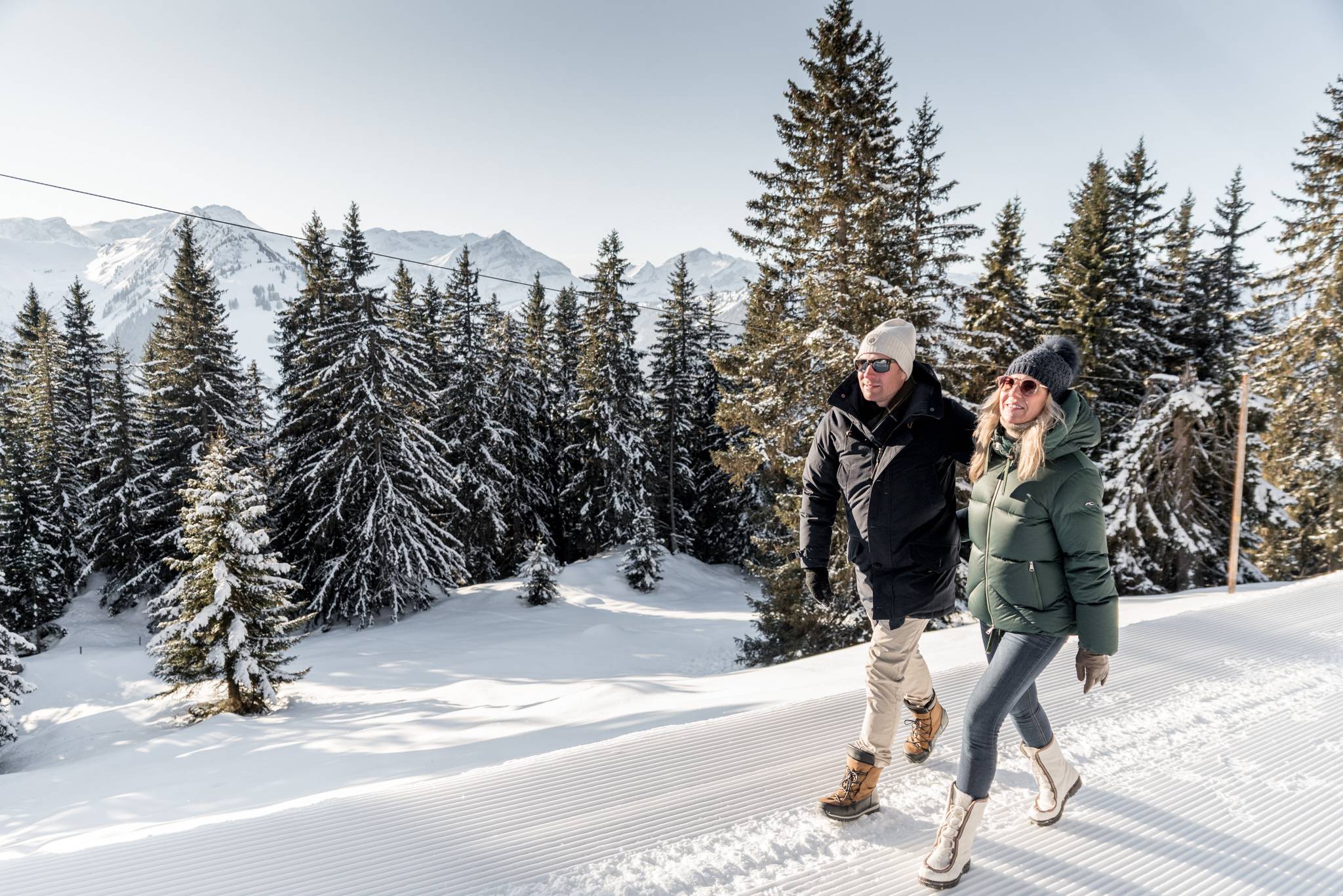 Schneeschuhwandern in Gstaad  Winterferien in der Schweiz - Hotel Gstaaderhof